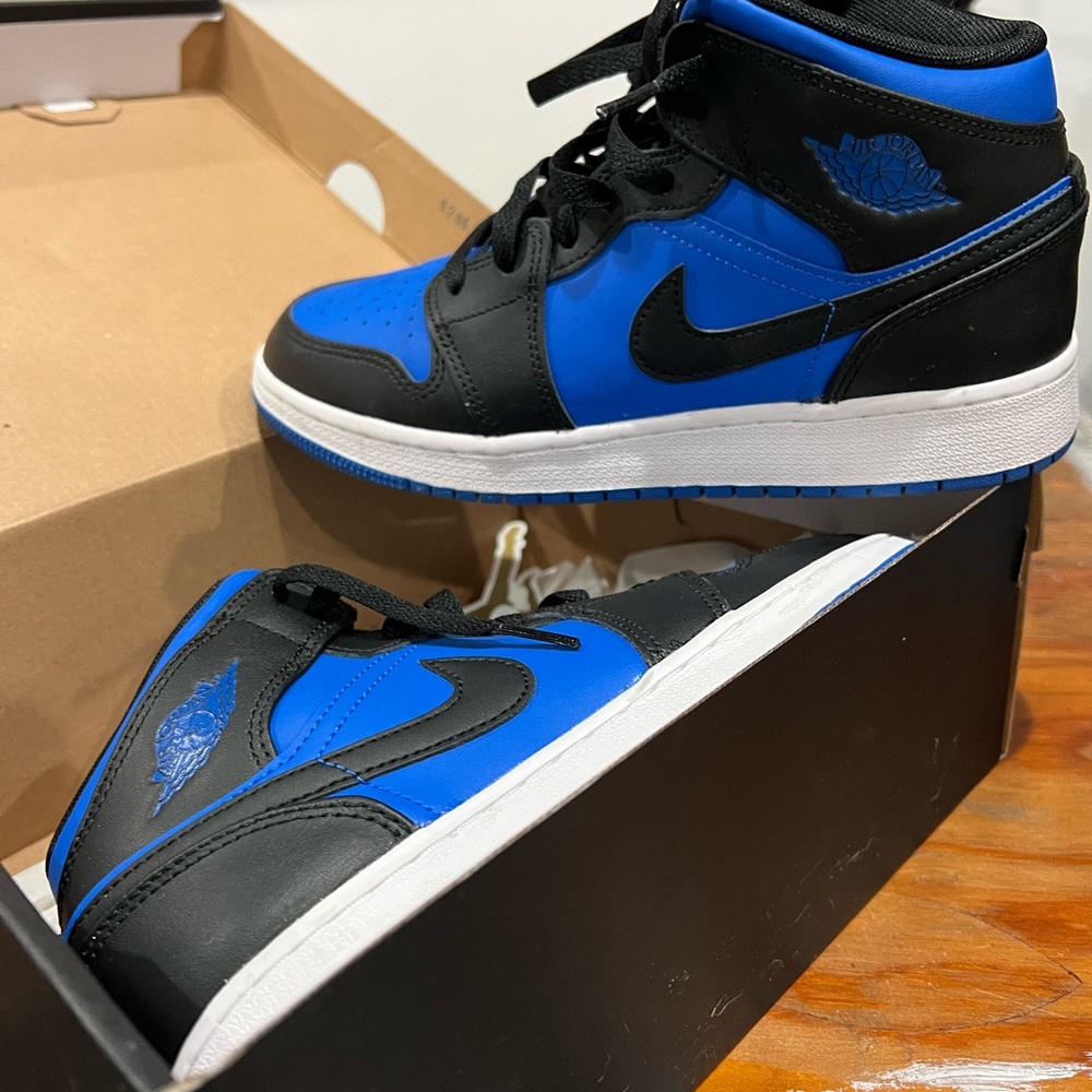 Nike boys Air Force sneakers! Barley worn, just out grown! Size 5.
